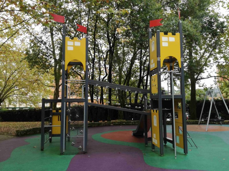 Elemento de juego. Compacto grande con forma de castillo medieval, de color amarillo.