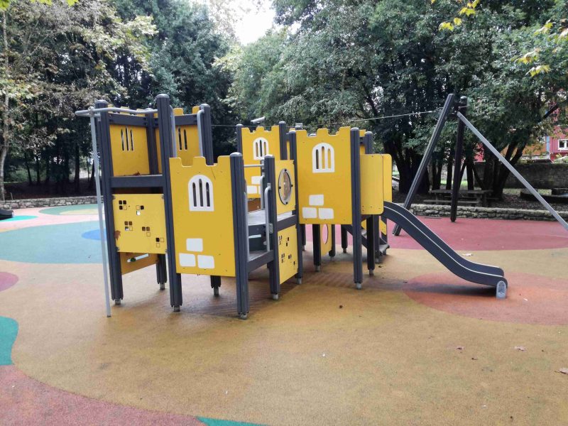 Elemento de juego. Compacto pequeño con forma de fortaleza medieval, de color amarillo.