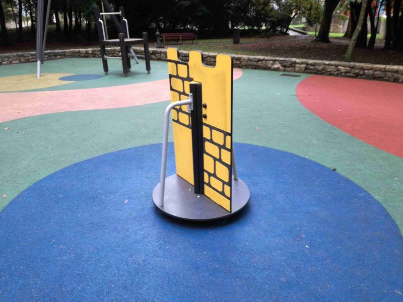 Elemento de juego. Carrusel con forma de torre medieval, de color amarillo.