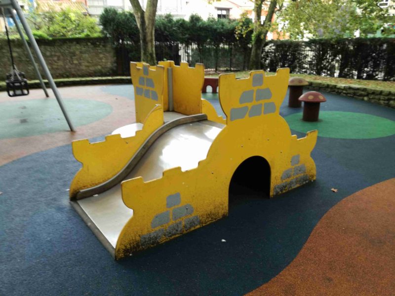 Elemento de juego. Tobogán con forma de fortaleza medieval, de color amarillo.